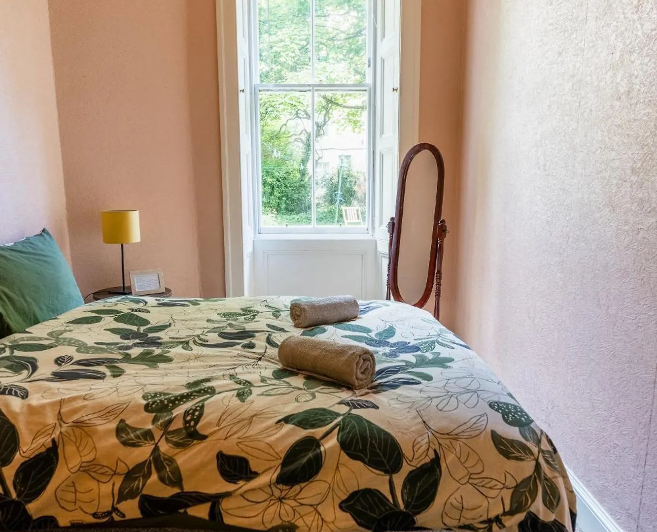 Palm Tree Apartment- Period Home With Cat Edynburg